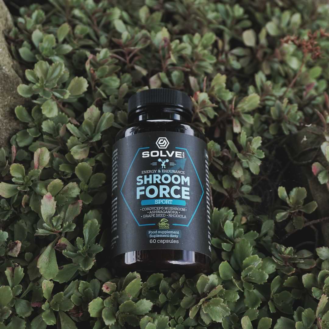 Shroom Force — opakowanie 60 kapsułek wśród roślin
