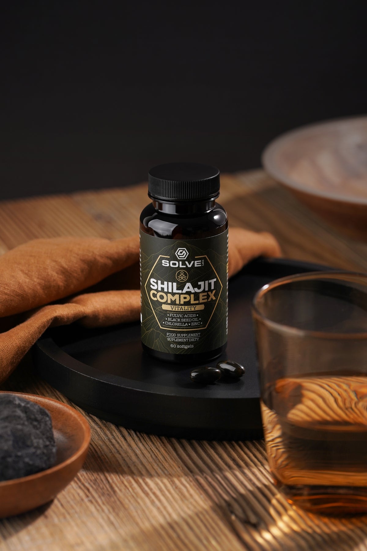 Shilajit Complex — opakowanie ze szklanką wody