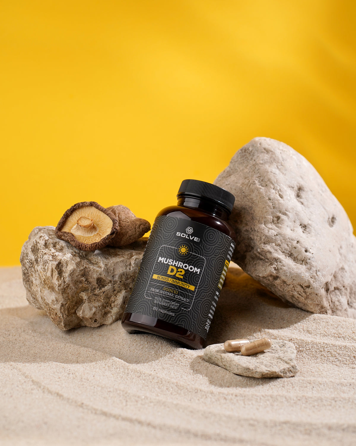 Witamina D2 z Shiitake — opakowanie wśród skał i grzybów