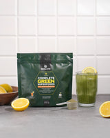 Complete Green Superfoods — opakowanie, napój i cytryny
