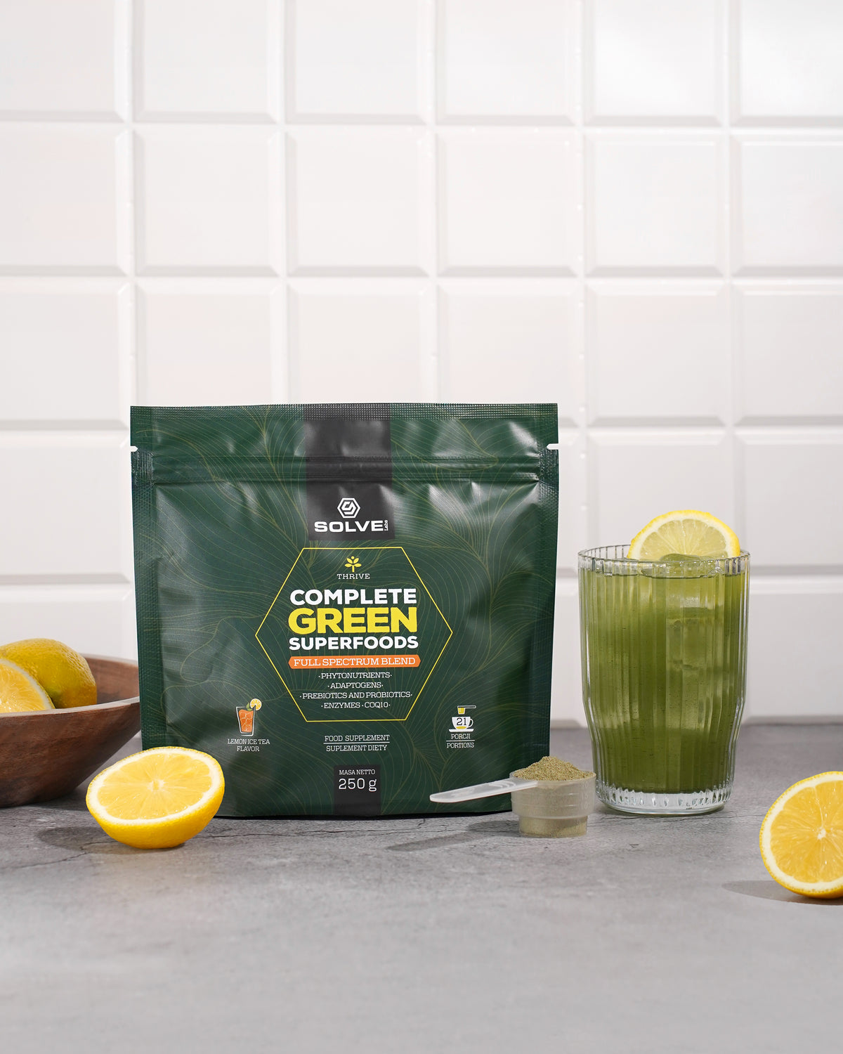 Complete Green Superfoods — opakowanie, napój i cytryny