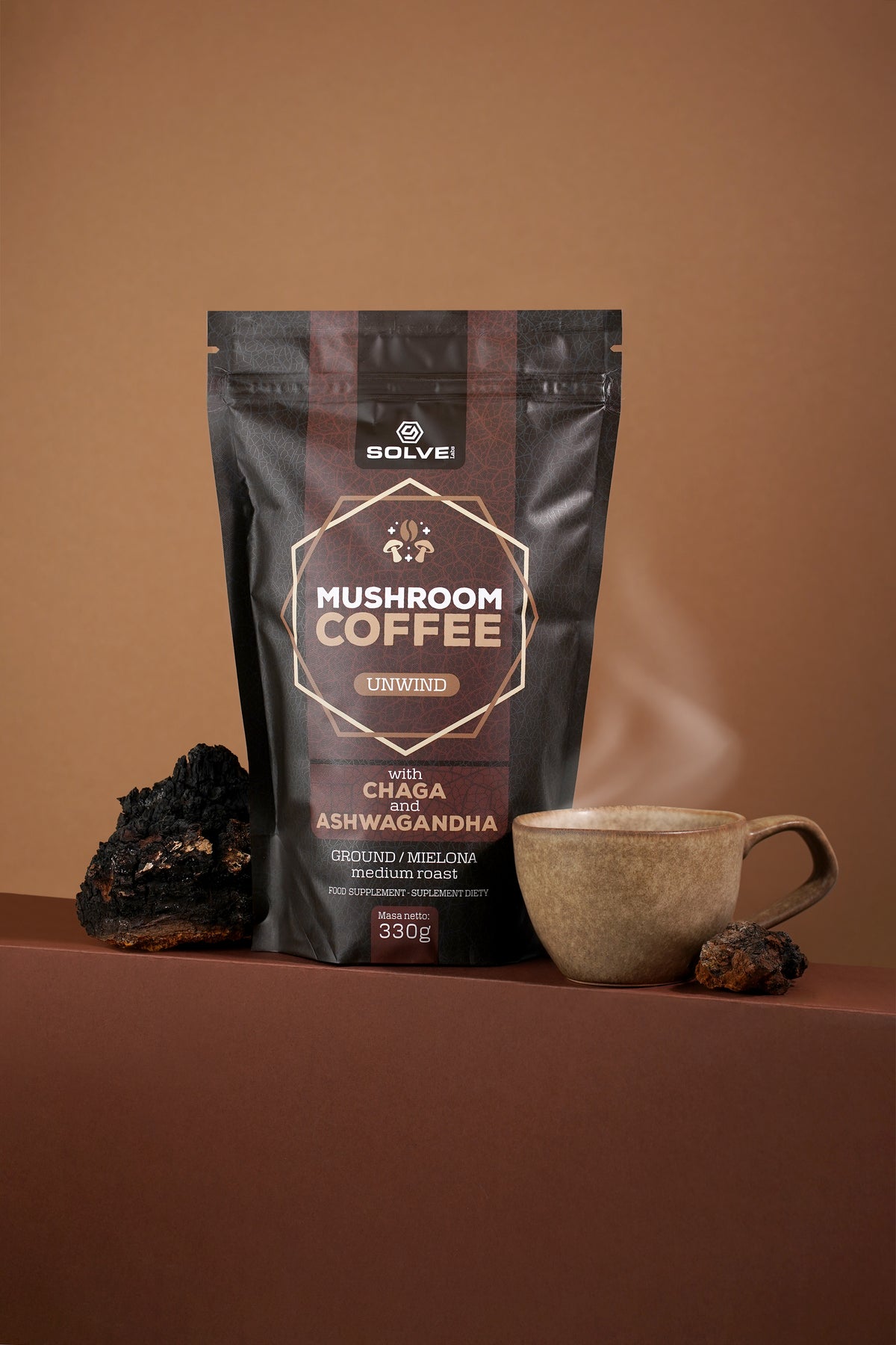 Mushroom Coffee Chaga + Ashwagandha — aktualne opakowanie, zdjęcie lifestyle 1