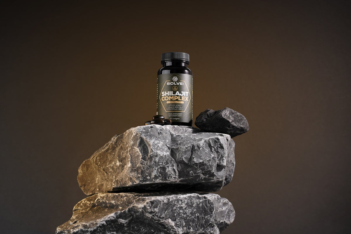 Shilajit Complex — opakowanie na skałach